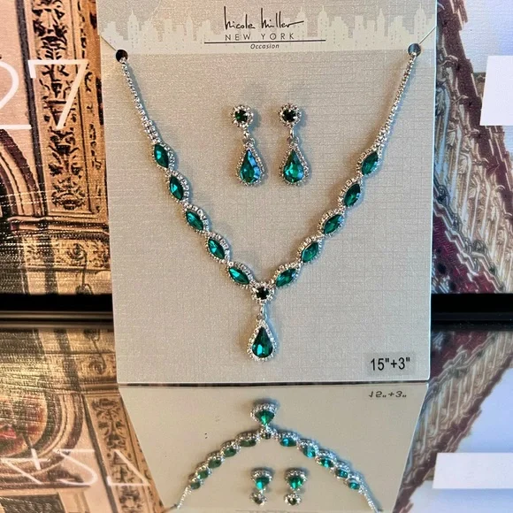 🆕🏷️ CLOSET CLEAR-OUT NWT TEARDROP NECKLACE AND EARRING SET - Picture 1 of 1